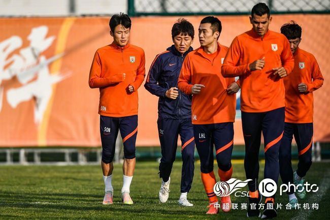 杨华忠点头：这当口，他们一家是在度难啊。